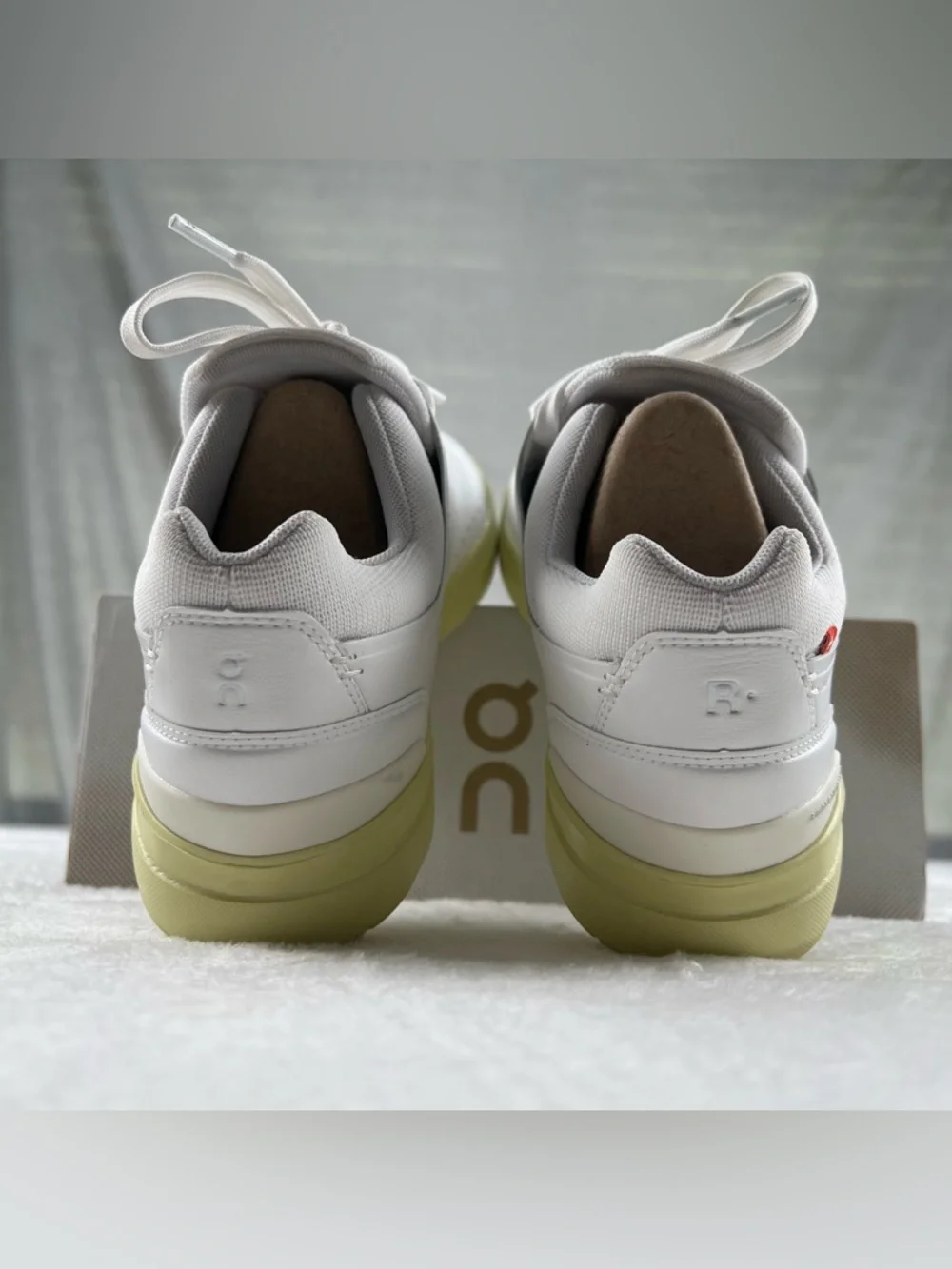 On Running The Roger Advantage Sneakers White Hay CloudTec W9.5